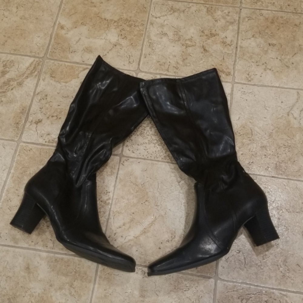 Women's zip up boots